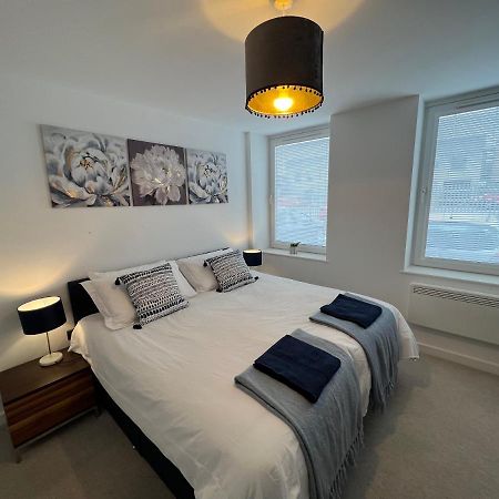 Modern 2 Bedroom Apt Sleeps 6 - Near グロスター エクステリア 写真