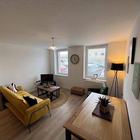 Modern 2 Bedroom Apt Sleeps 6 - Near グロスター エクステリア 写真