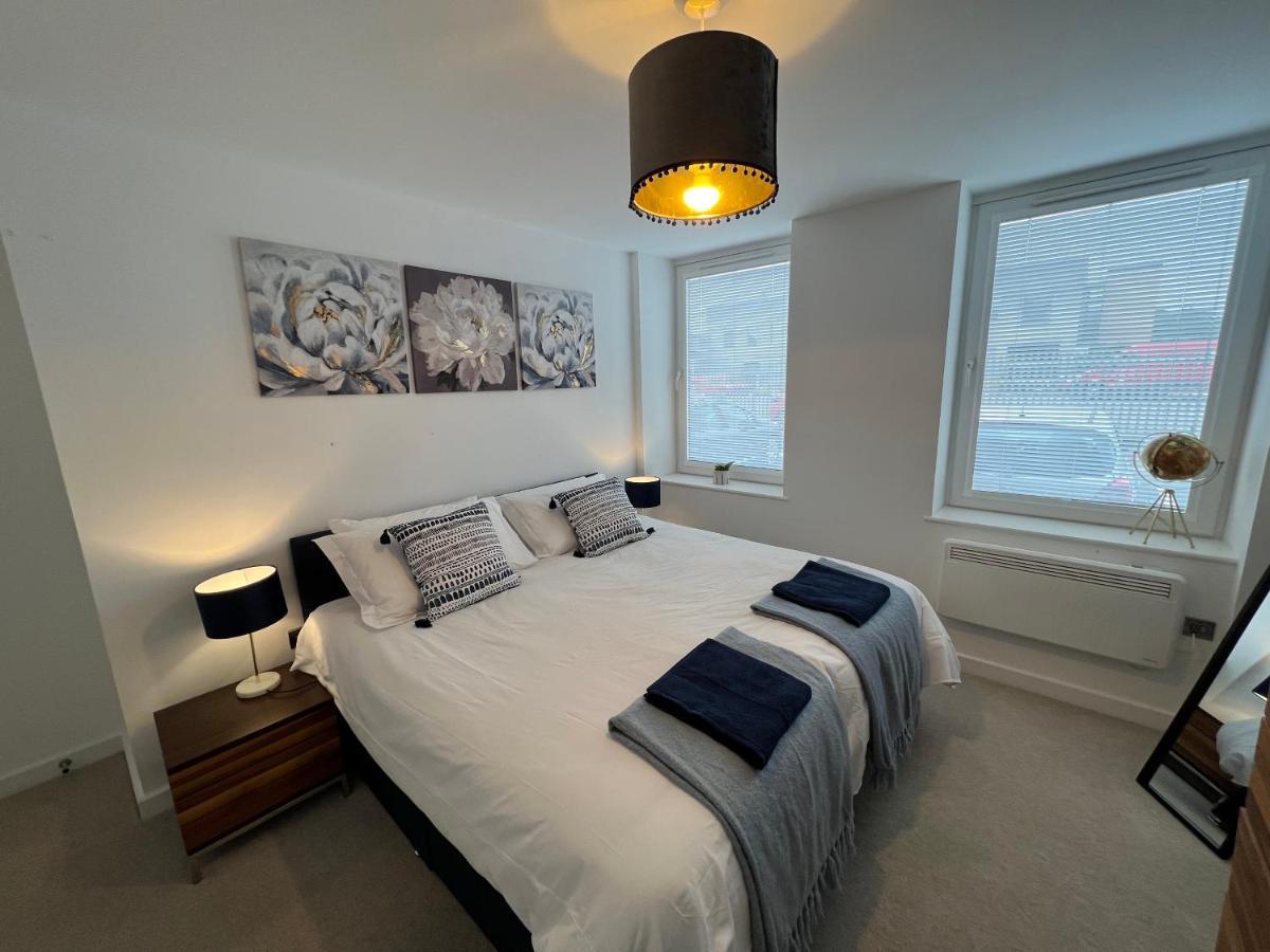 Modern 2 Bedroom Apt Sleeps 6 - Near グロスター エクステリア 写真