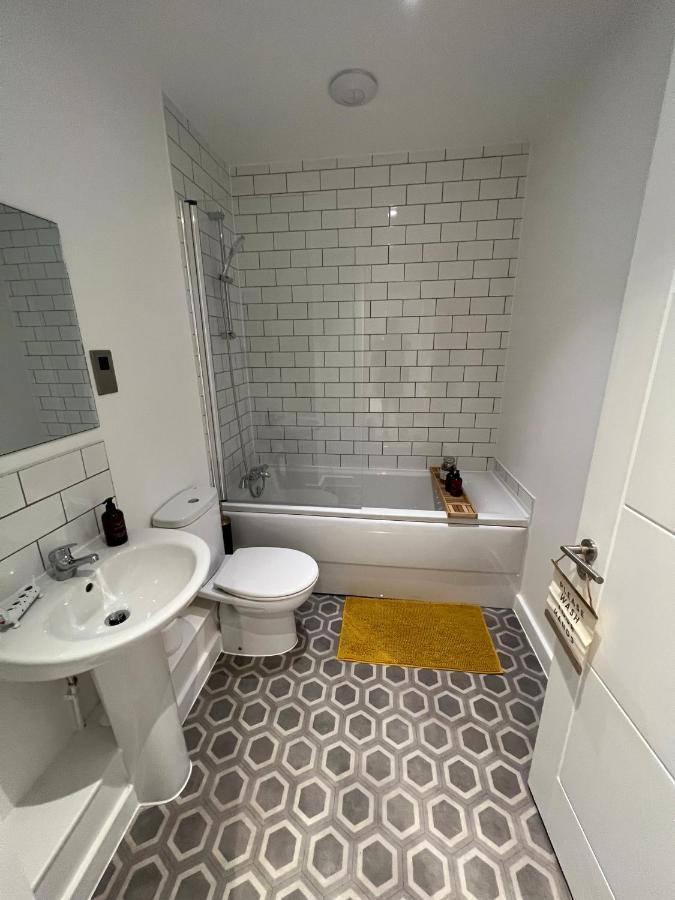 Modern 2 Bedroom Apt Sleeps 6 - Near グロスター エクステリア 写真