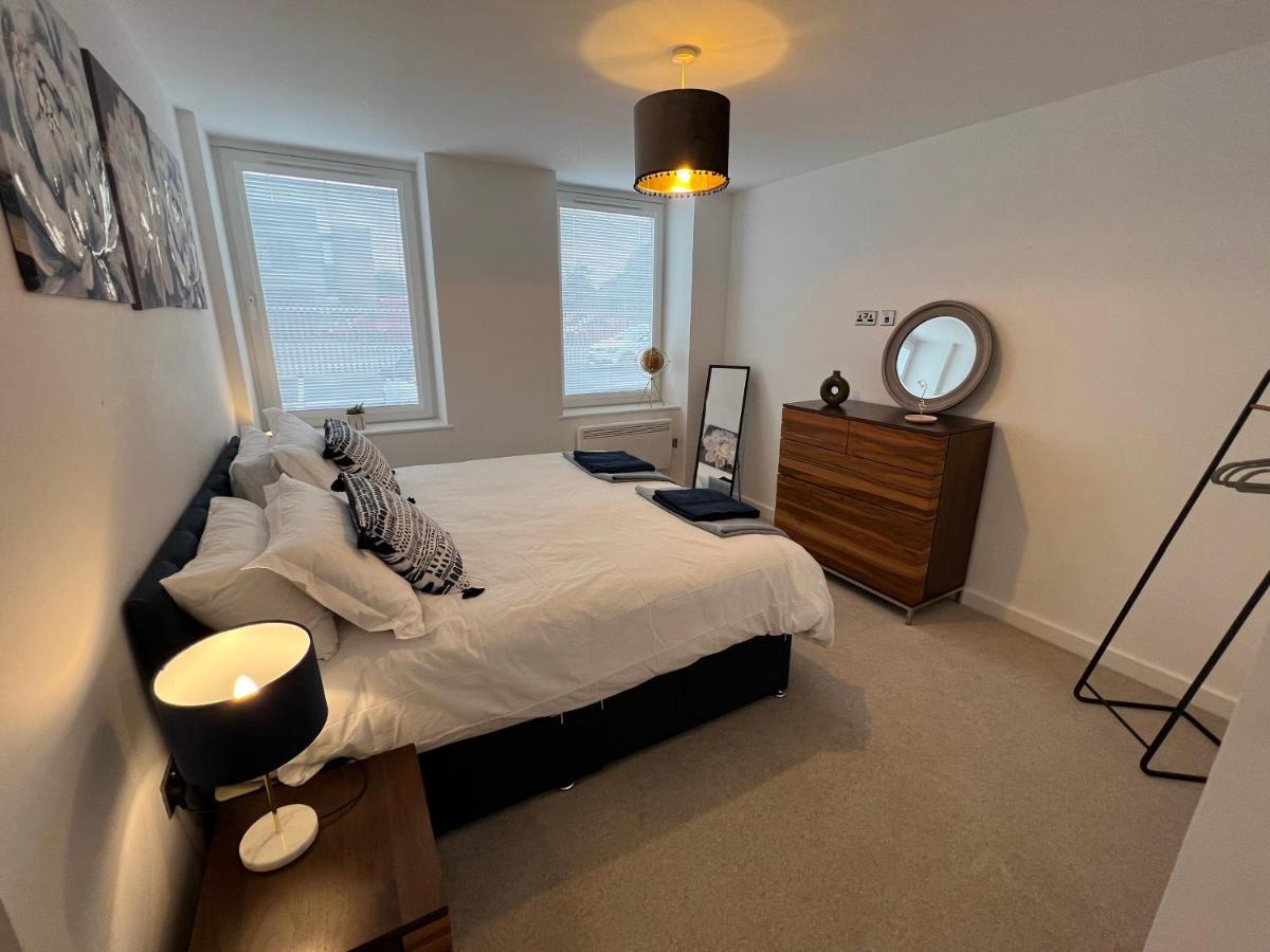 Modern 2 Bedroom Apt Sleeps 6 - Near グロスター エクステリア 写真
