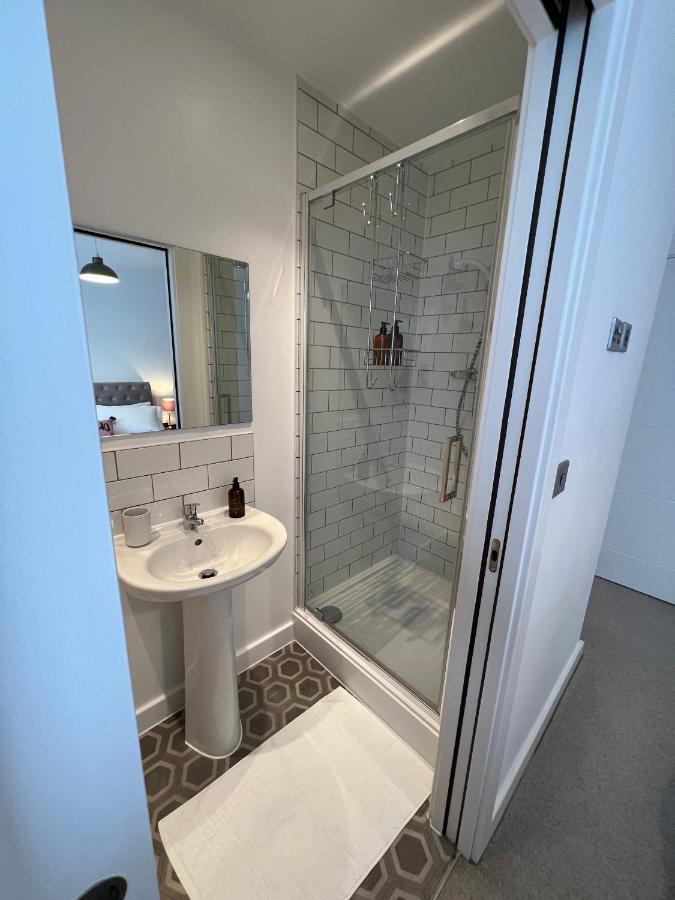 Modern 2 Bedroom Apt Sleeps 6 - Near グロスター エクステリア 写真