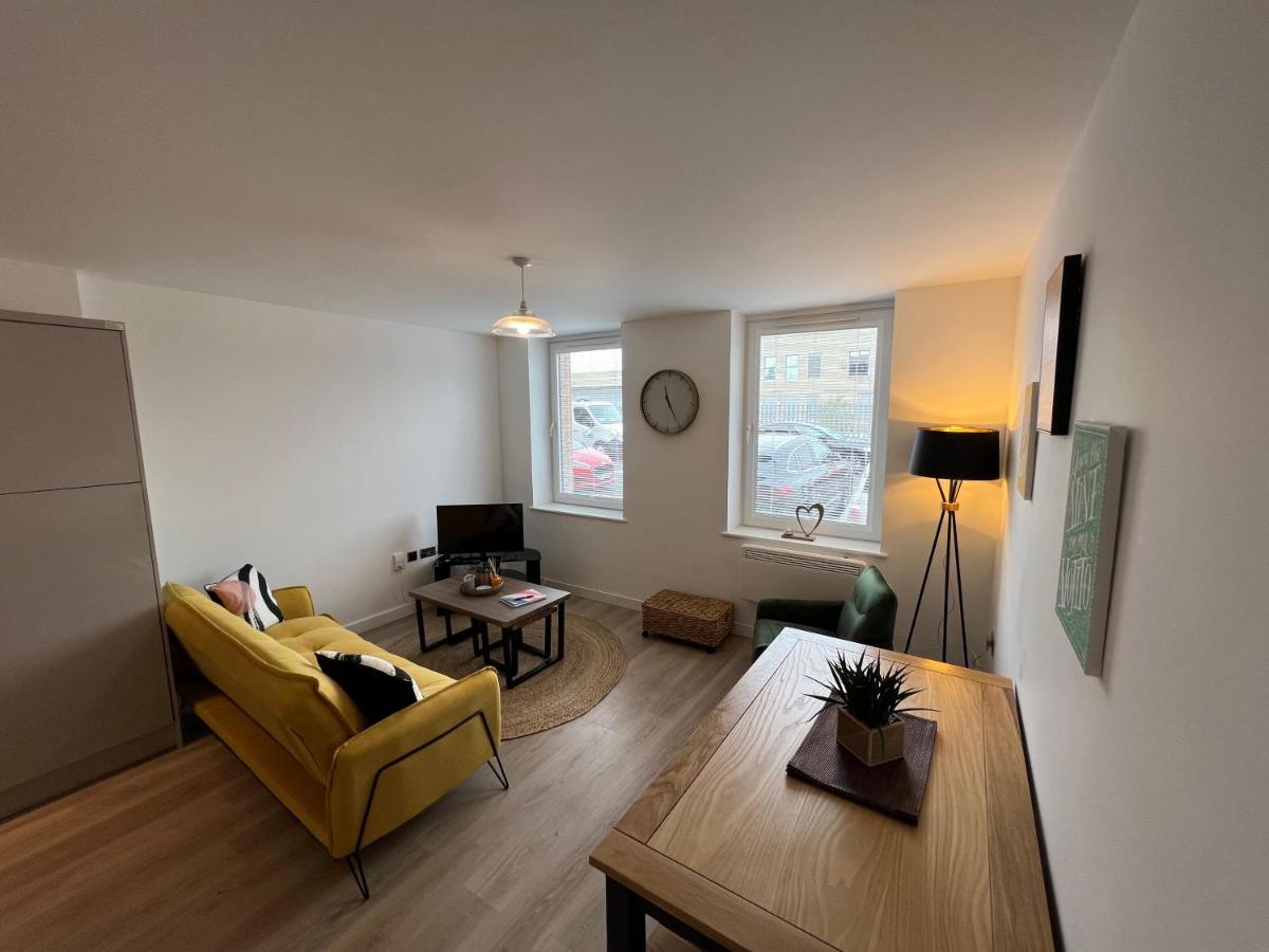 Modern 2 Bedroom Apt Sleeps 6 - Near グロスター エクステリア 写真
